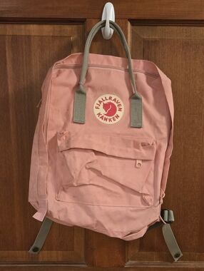 Fjallraven Kanken Backpack in Dusty Pink with Gray Straps